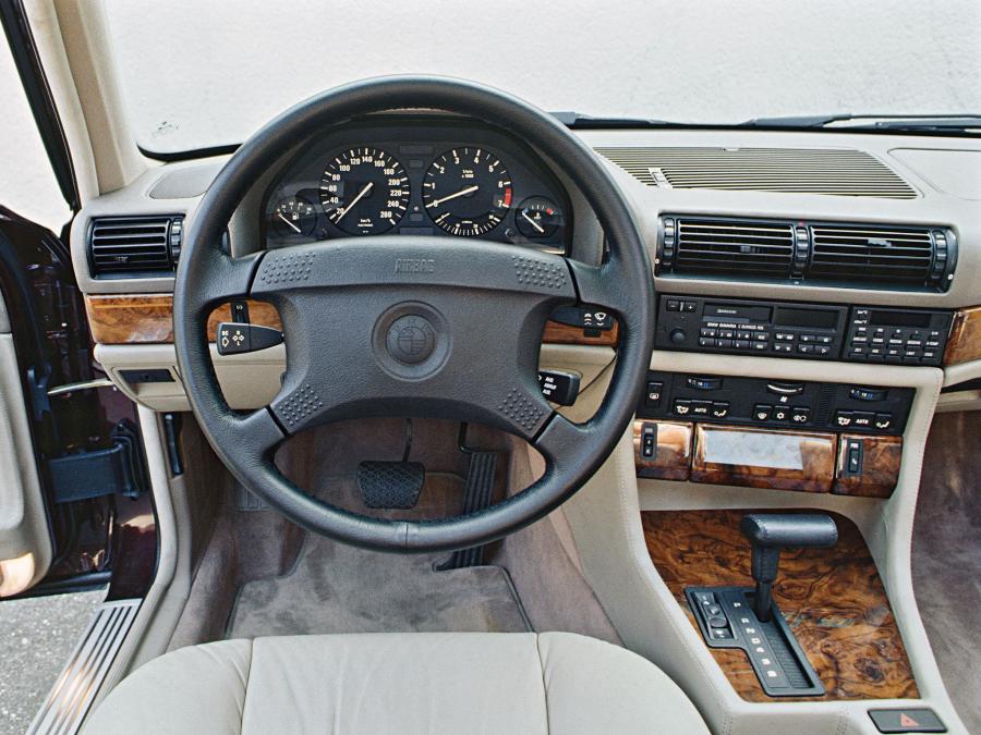  BMW 740i 1992 года  (фото 8 из 8)
